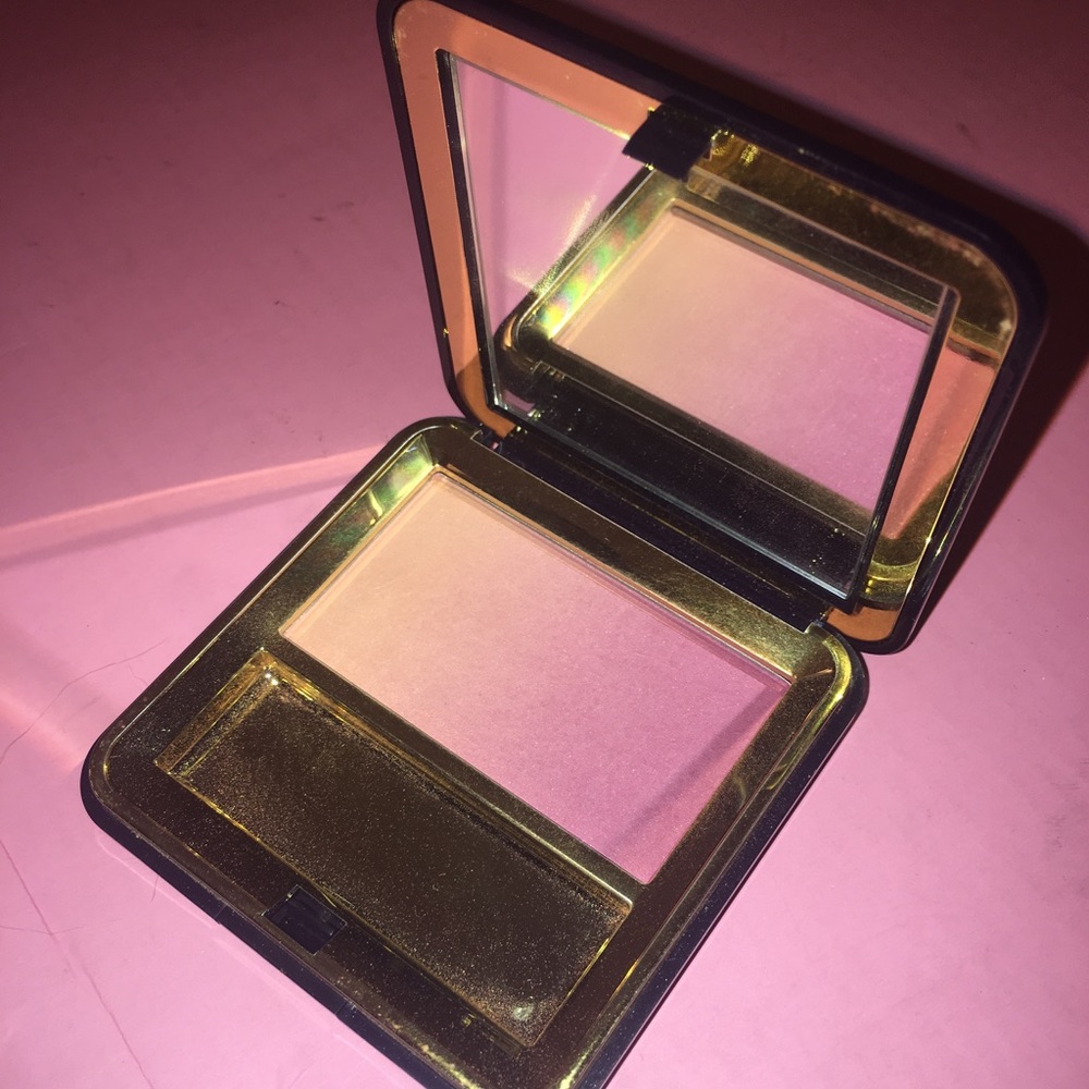 Estée Lauder plum nuance blush